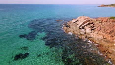 Drohnenvorbeiflug-Von-Fischern,-Die-Von-Felsen-In-Castle-Rock-In-Dunsborough,-Westaustralien,-Fischen