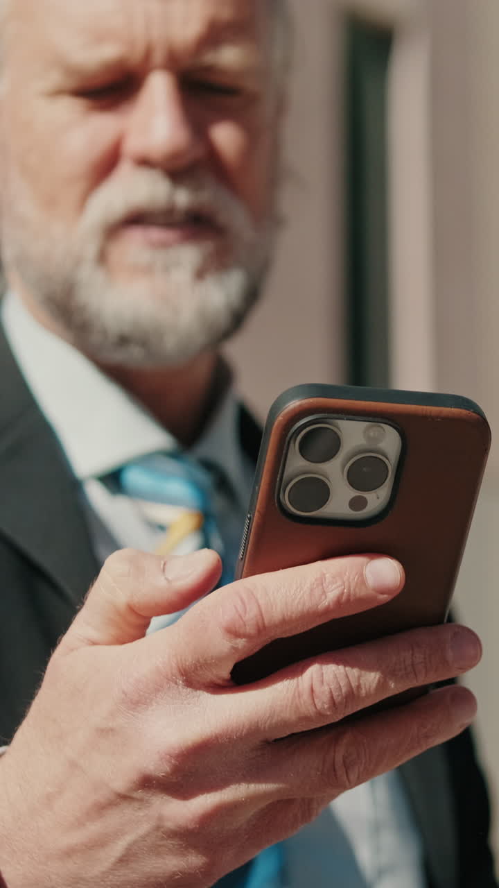 도시에서 스마트폰을 사용하는 사업가