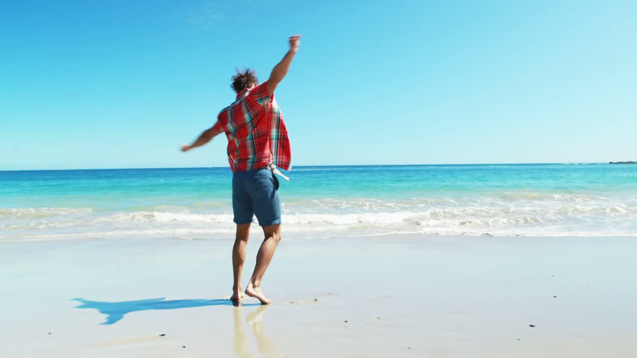 Uomo che balla sulla spiaggia