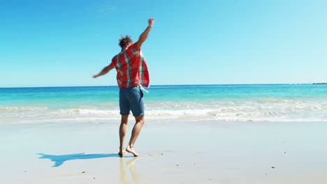 hombre bailando en la playa