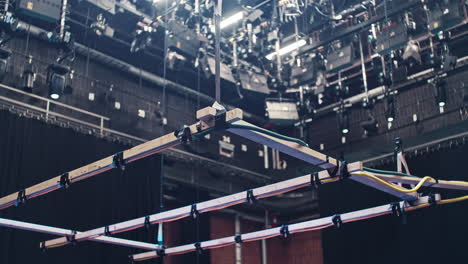 Eine-Spezialeffekt-Regenmaschine-In-Einem-Filmkinostudio-Mit-Einer-Decke-Voller-Filmlichter