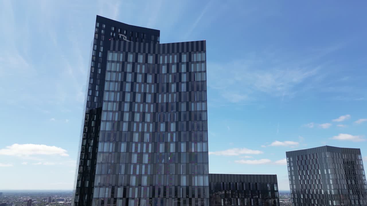 vuelo aéreo de drones alrededor de las torres del sur en deansgate en el centro de la ciudad de manchester que muestra una vista hacia arriba de las cuatro torres