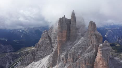 vista aérea de la montaña tre cime di lavaredo cubierta por nubes en dolomitas