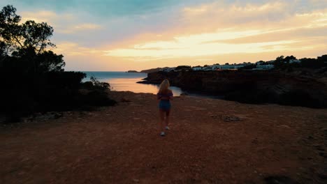 Trote-Femenino-Hasta-El-Borde-Del-Acantilado-Para-Presenciar-La-Puesta-De-Sol-De-La-Hora-Dorada