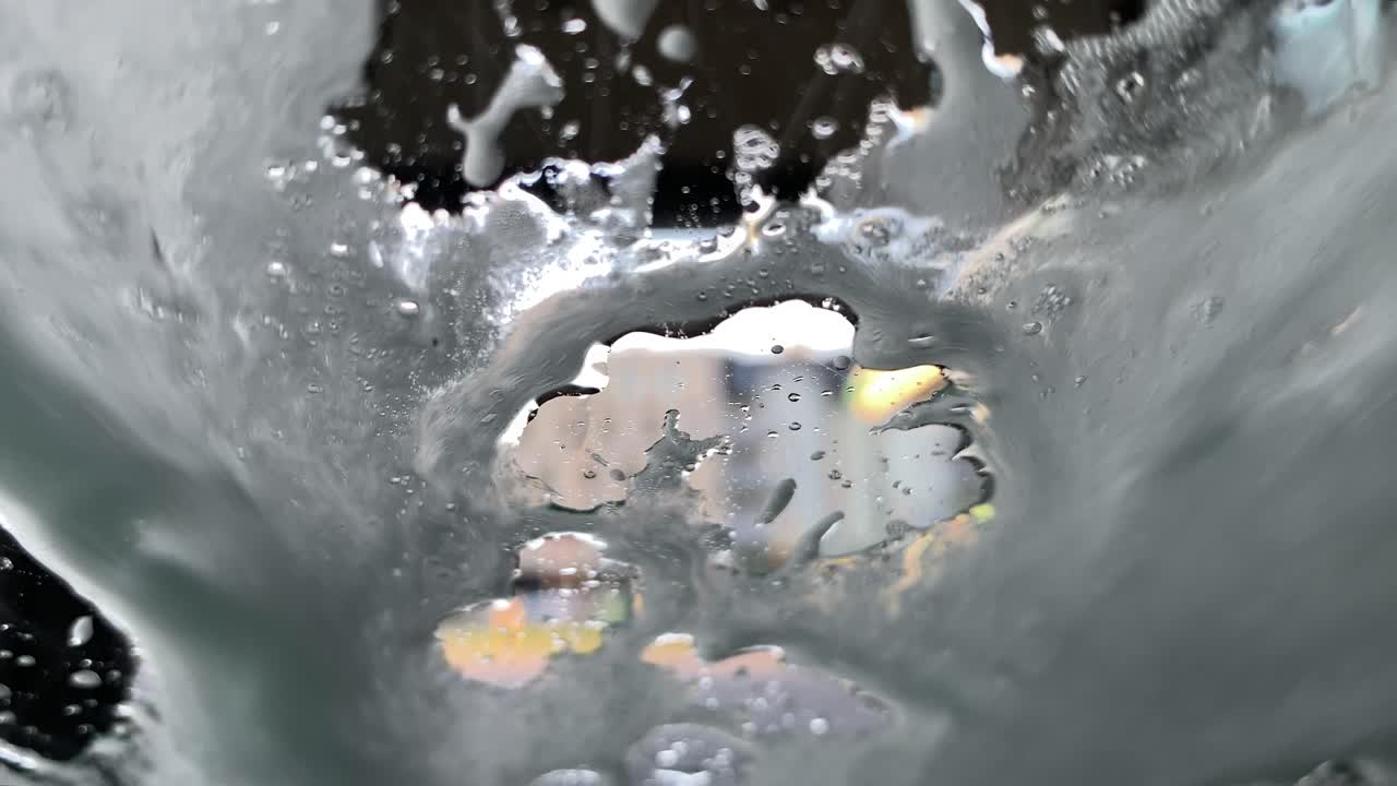 세차장에서 브러시 청소 앞유리의 세부 사항 - 차 내부에서 보기