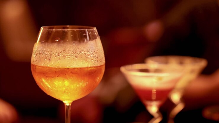 Bicchieri di cocktail in un bar con luci soffuse