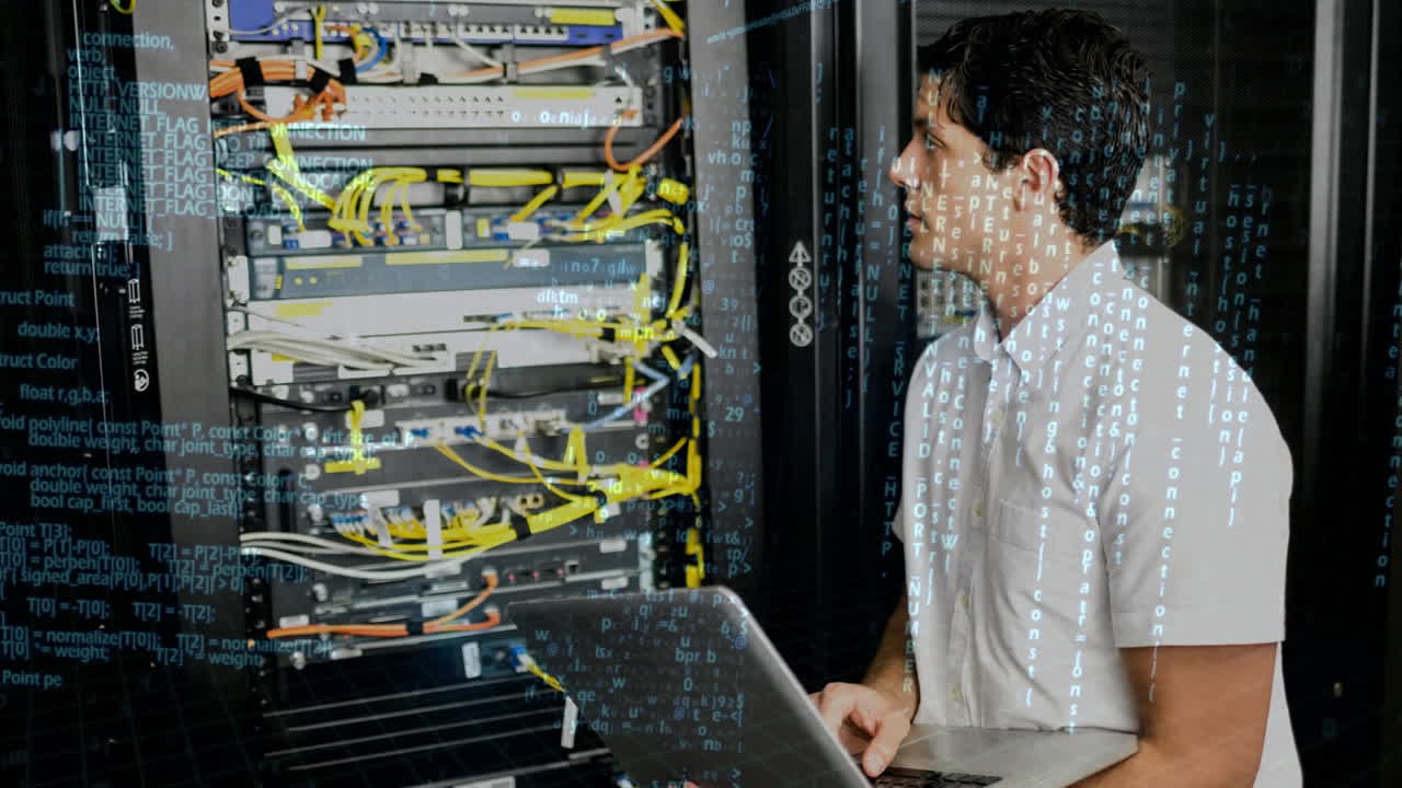trabajando en una computadora portátil, técnico administrando la sala de servidores con animación de procesamiento de datos