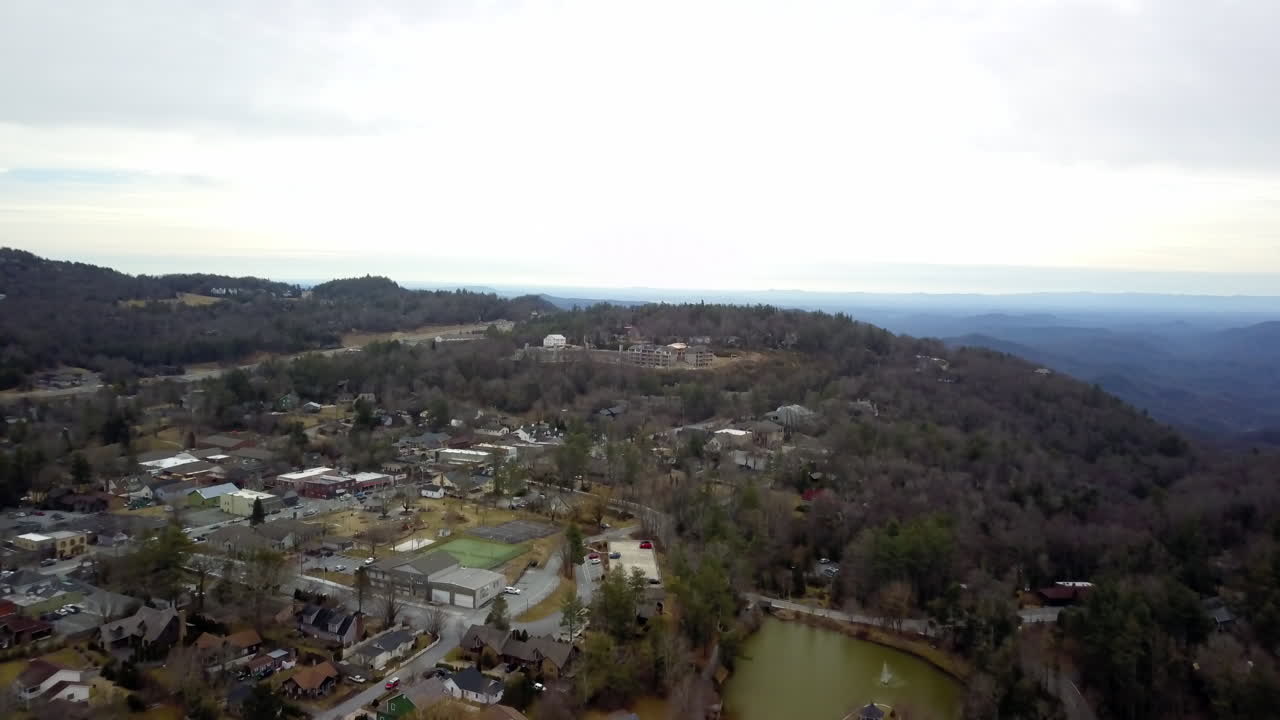 vuelo aéreo sobre la ciudad de blowing rock carolina del norte, ya que se encuentra en lo alto de la montaña con vistas a las elevaciones más bajas a continuación