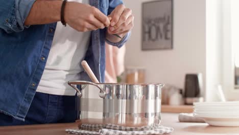 la olla con plato caliente y pareja en el fondo