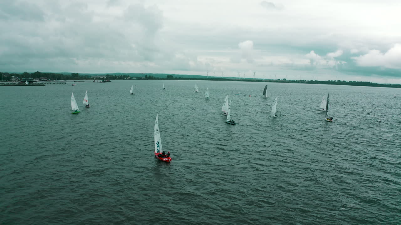vista aérea de un dron volando alrededor de yates que compiten en una regata en el mar báltico cerca de la ciudad de puck en polonia