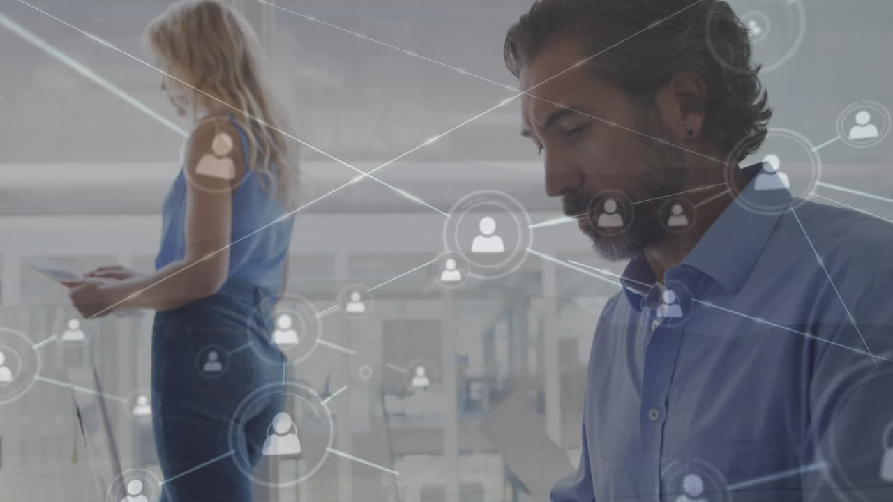 animación de iconos conectados con líneas sobre el hombre caucásico trabajando en la computadora portátil en la oficina