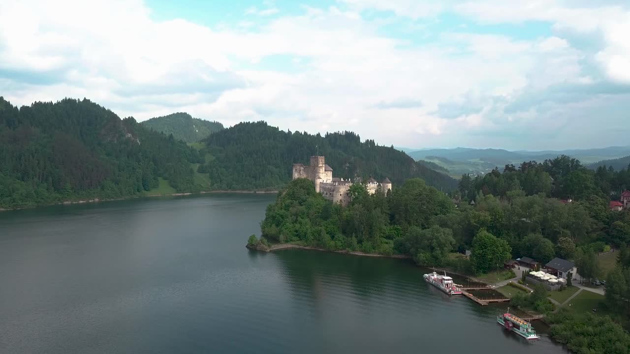 Ripresa aerea del castello medievale di Nedec in Polonia.