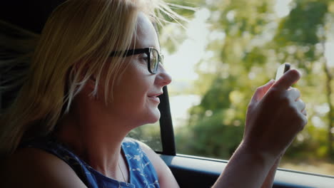 Frau-Fotografiert-Aus-Autofenster