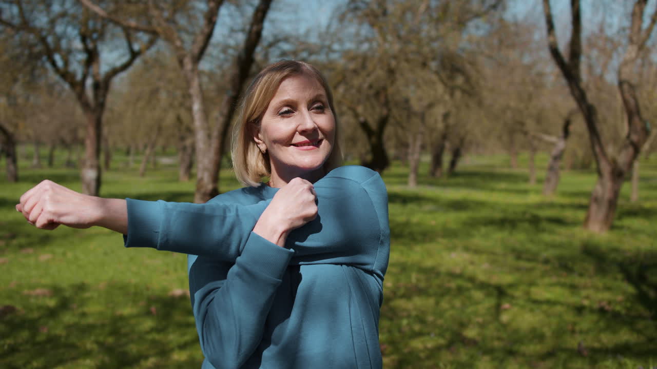 mujer estirándose al aire libre