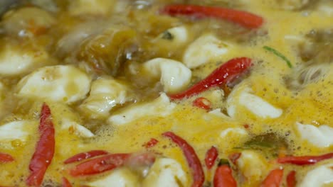 fideos de arroz con salsa de curry de pescado líquido de comida tailandesa se hierven en una olla de agua hirviendo