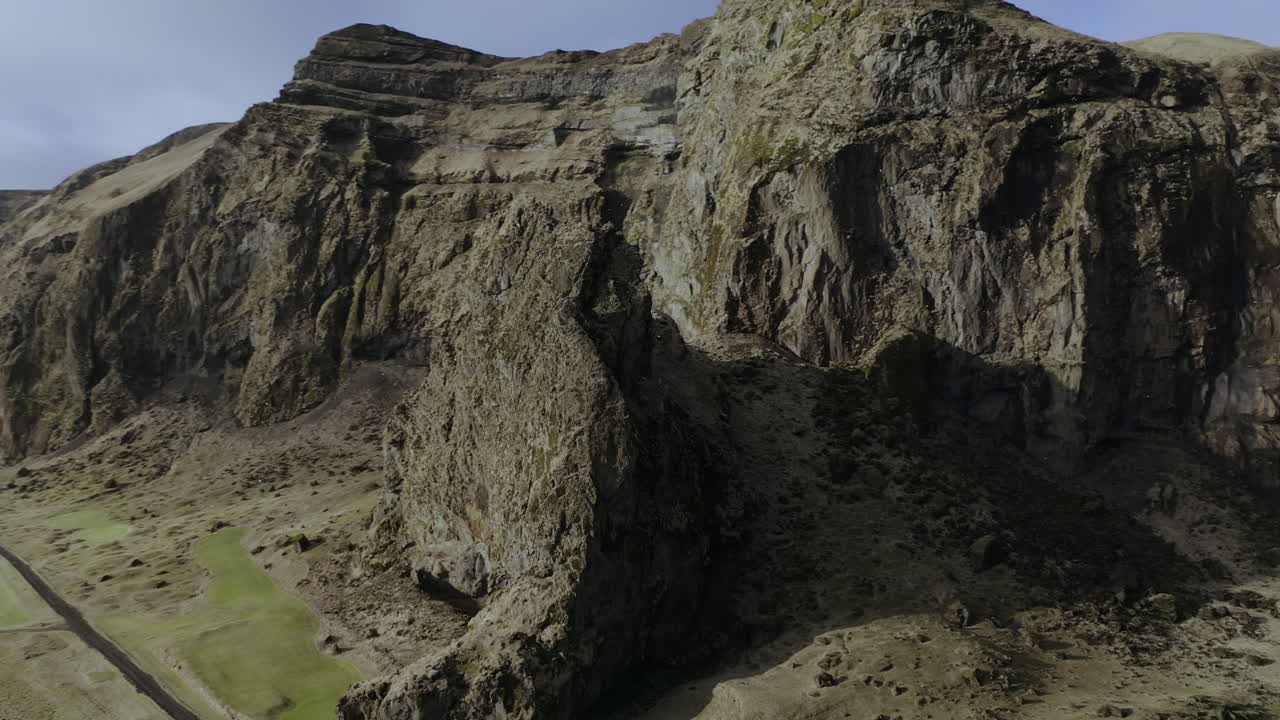 majestuosas vistas del cañón y la montaña de vikurklettur islandia - toma aérea