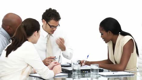 equipo de negocios positivo teniendo una lluvia de ideas