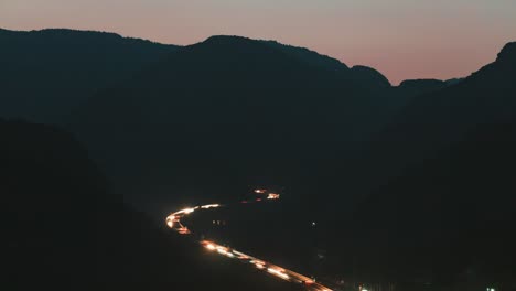 산에서의 야간 교통