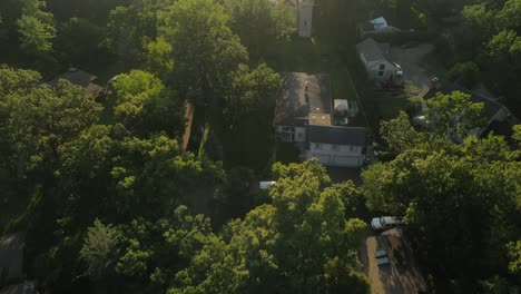 Toma-De-Adelantamiento-Del-Fabuloso-Diseño-Del-Castillo-De-La-Casa-En-Una-Zona-Residencial,-Ciudad-De-Chicago