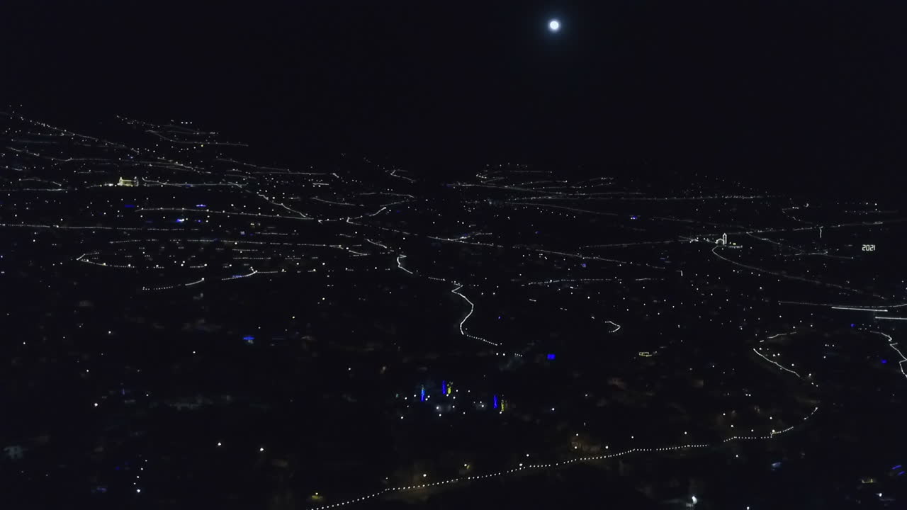 toma de drone de funchal en madeira en la noche