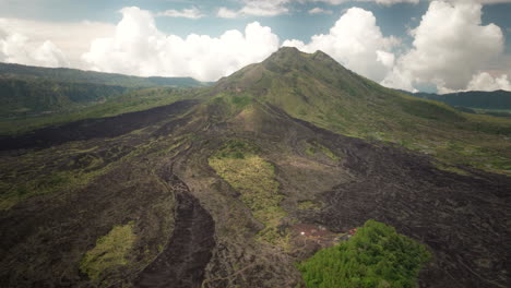 el terreno del paisaje, el volcán de montaña, el fondo del cielo azul, blanco, aéreo