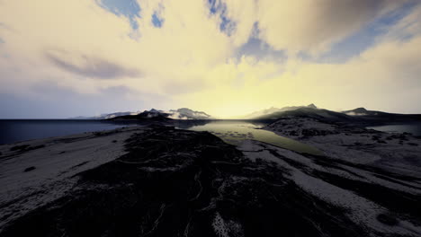 Vista-De-Un-Paisaje-De-Un-Fiordo-Noruego-Con-Una-Montaña-Nevada-Y-Rocas