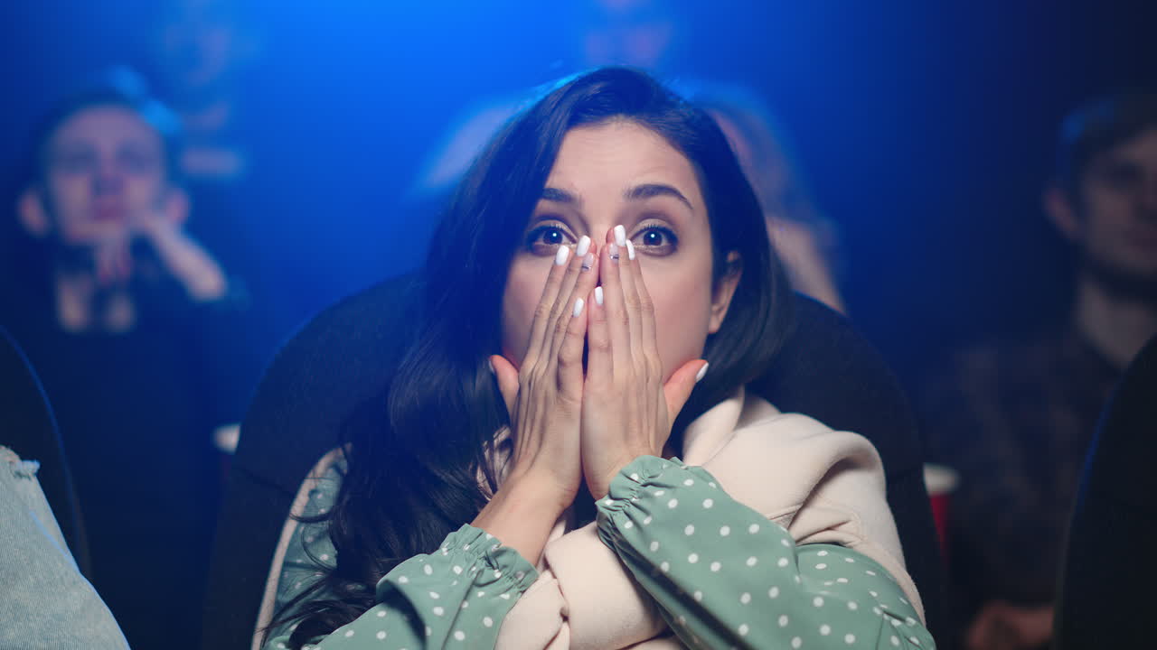 공포 영화 를 보고 있는 충격 을 받은 여자