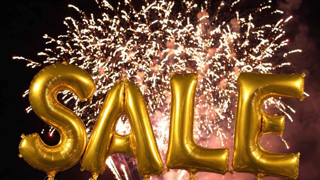 Palloncini dorati festivi formano la parola 'SALDI' contro un cielo notturno con fuochi d'artificio scintillanti che illuminano la celebrazione, creando un'atmosfera vibrante di eccitazione e attesa.