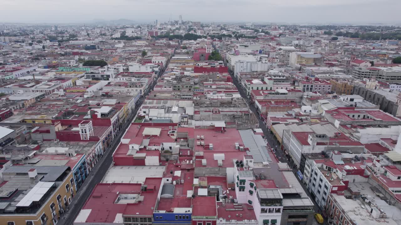Ripresa aerea che passa tra le due torri della cattedrale di Puebla, Messico