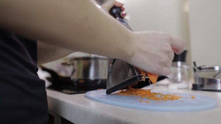 Carote grattugiate in cucina. Grattugia per carote.