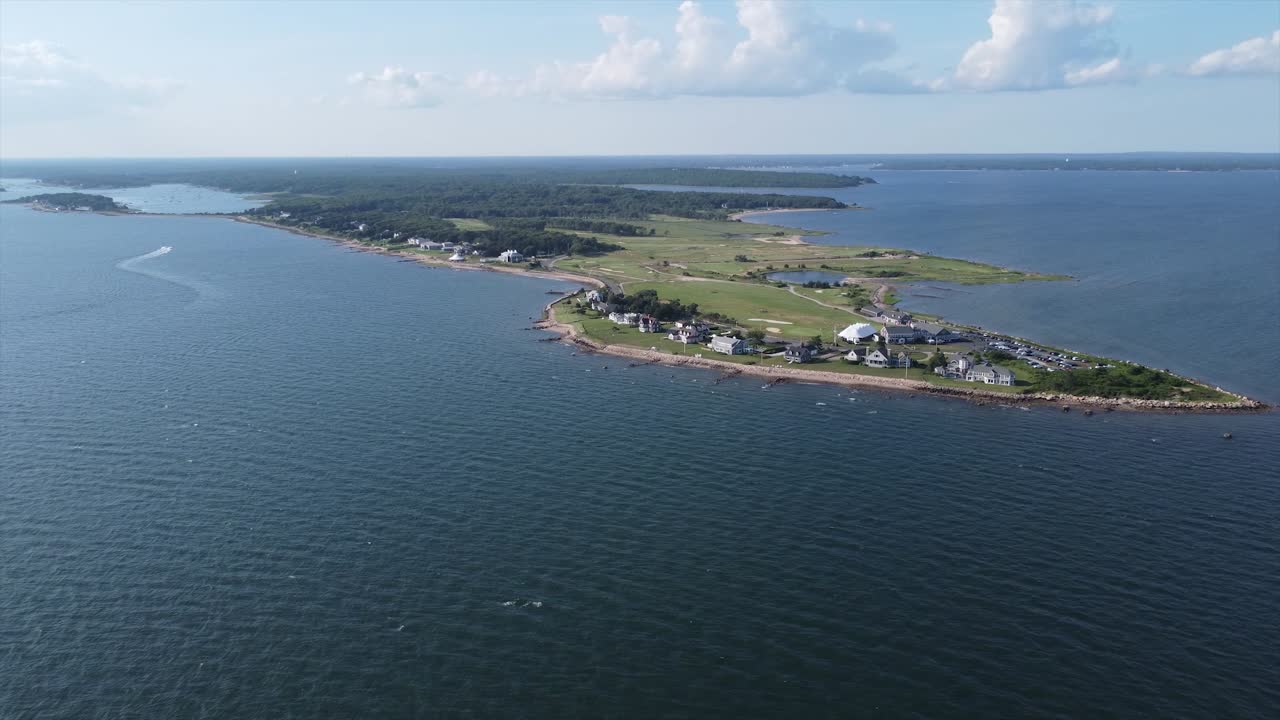 полет над морской водой с видом на полуостров