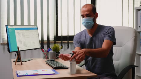 trabajador que usa una máscara con gel desinfectante