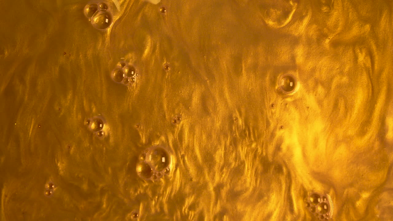 el oro líquido fluye con olas