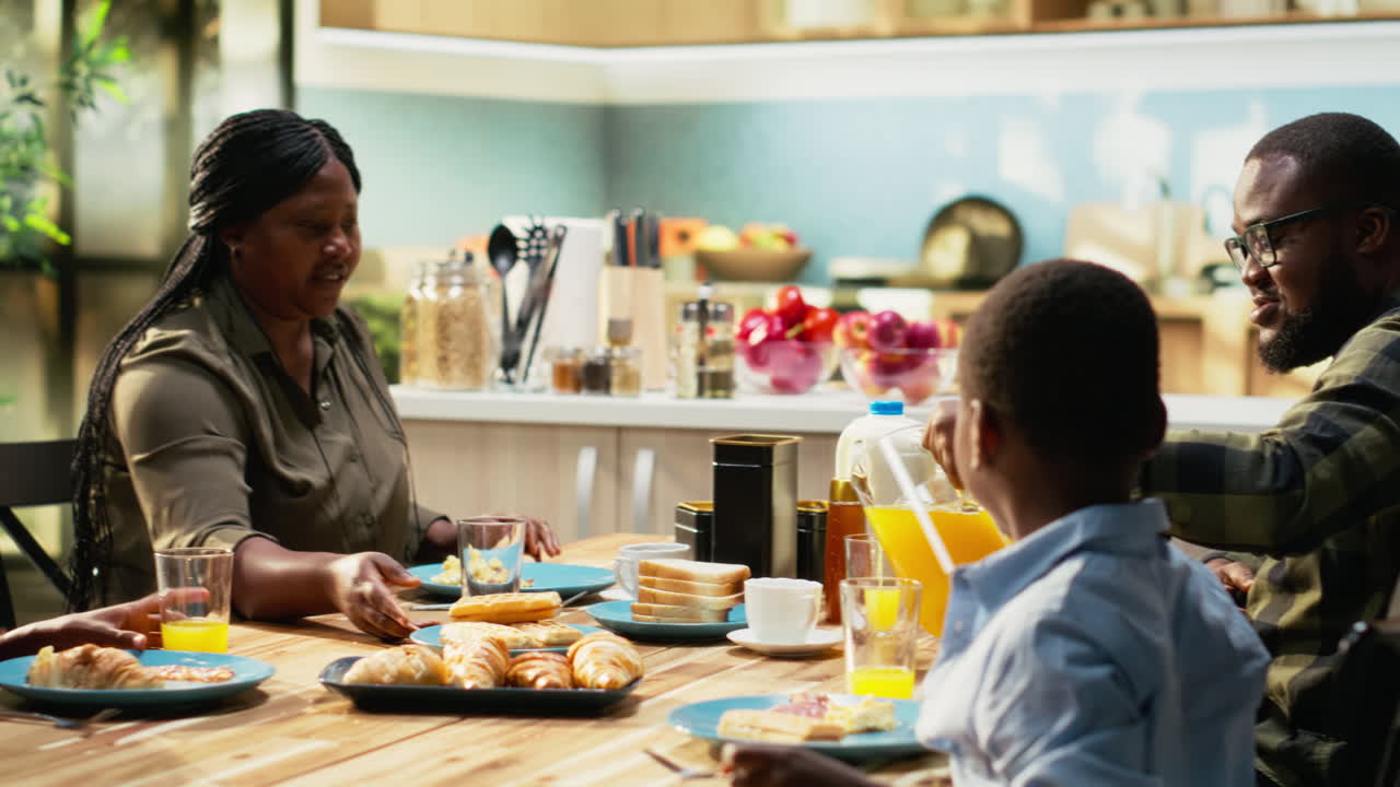 Famiglia che fa colazione insieme