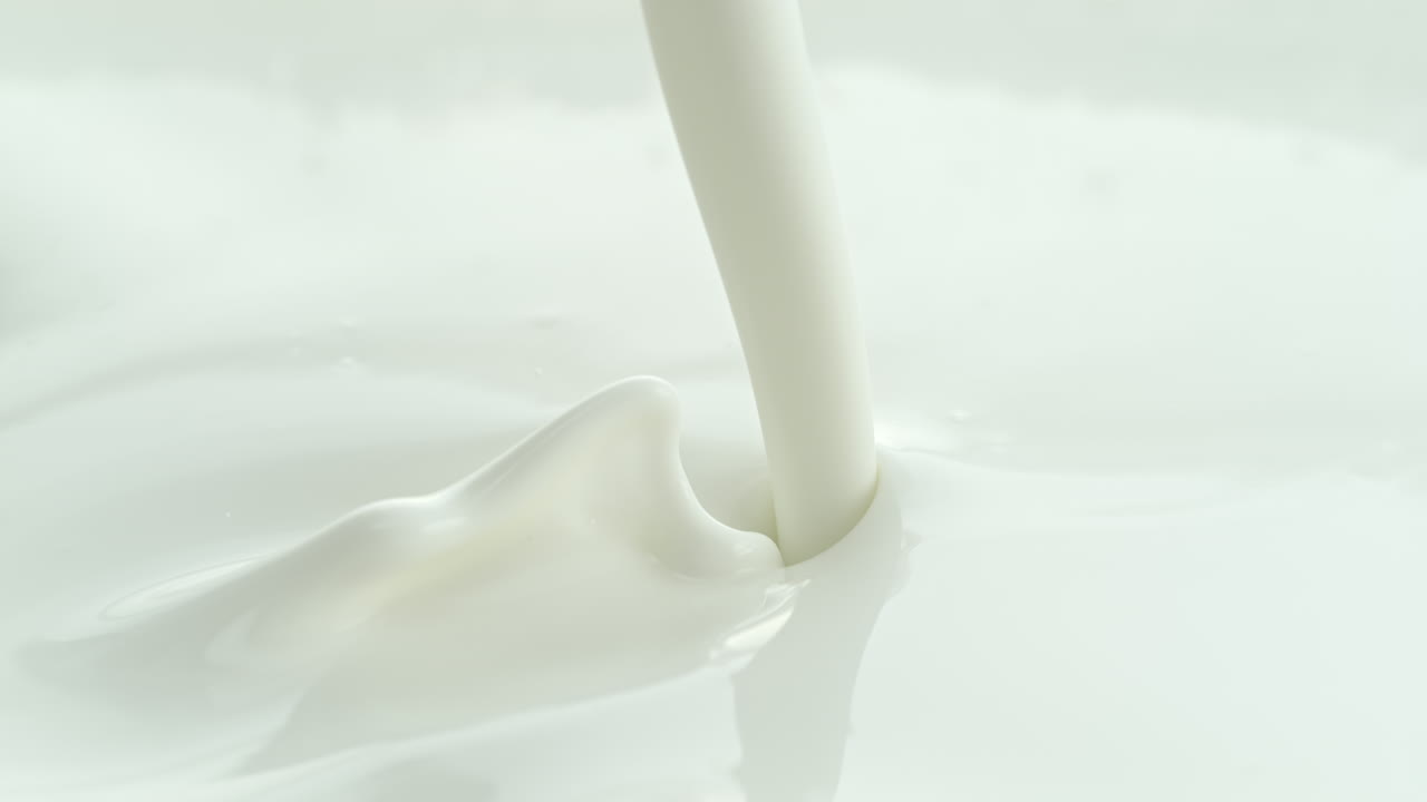 색 우유 모양의 액체에 크림 모양의 로션을 부어 스플래시를 만들고 매크로와 느린 동작으로