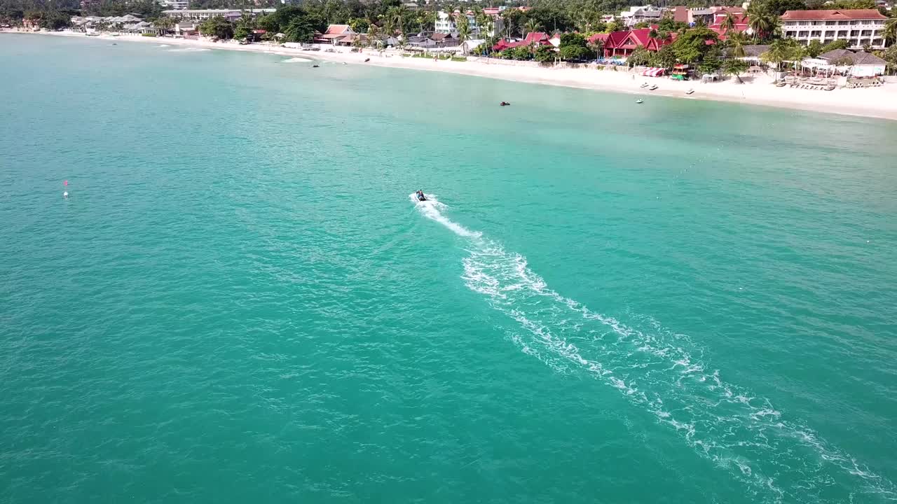 제트 스키 가 있는 열대 해변