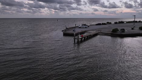 Auswerfen-Von-Netzen-Am-Pelican-Point-In-Der-Nähe-Von-Weeks-Bay-Bei-Sonnenuntergang