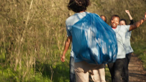 Gente-Satisfecha-Abandonando-El-Bosque-Después-De-Una-Productiva-Sesión-De-Limpieza-De-Basura.