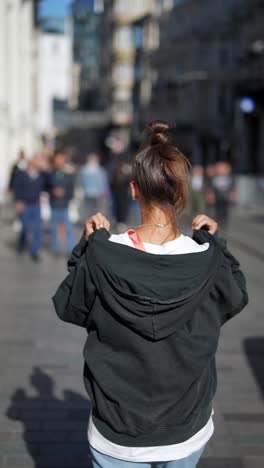 mujer caminando por una calle de la ciudad