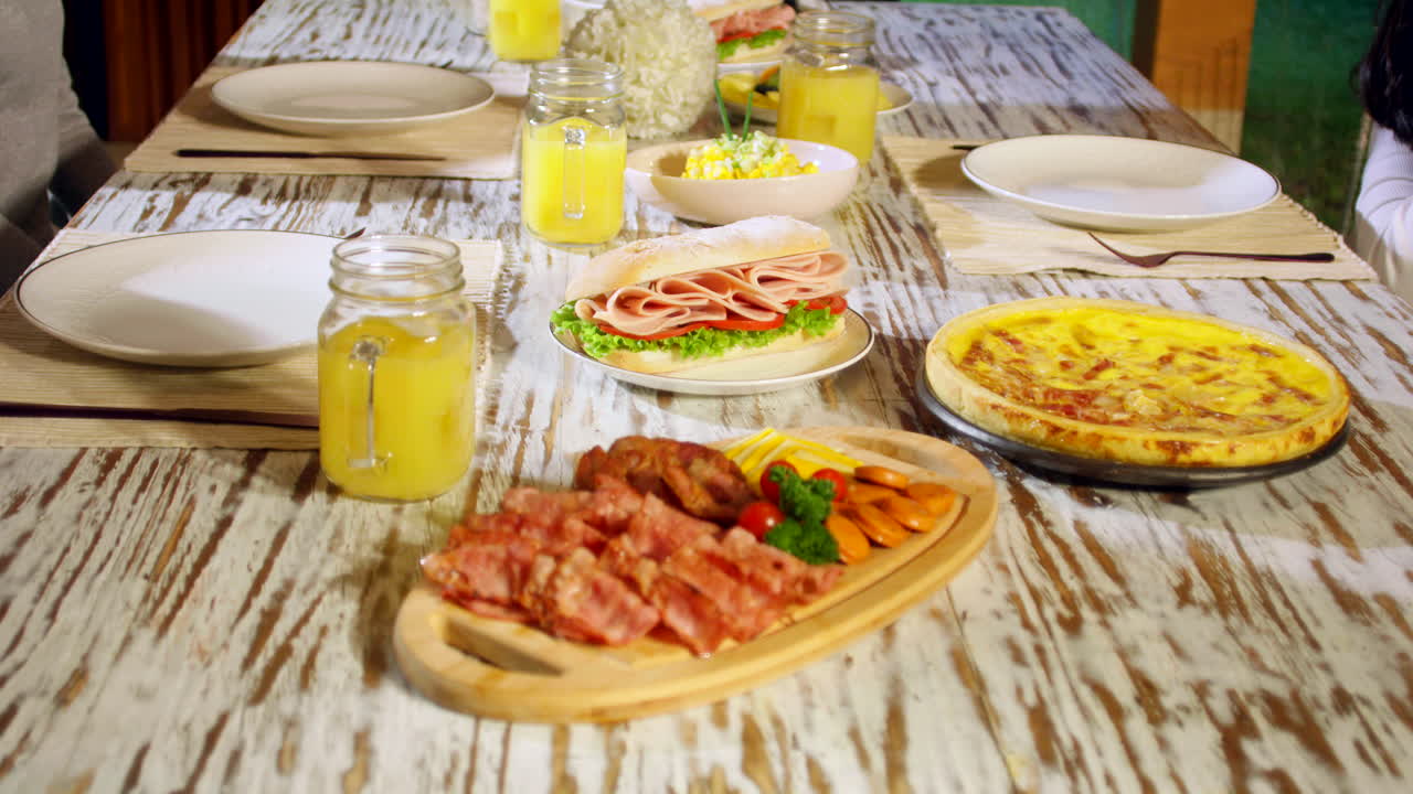 plan general de servicios en la mesa del desayuno