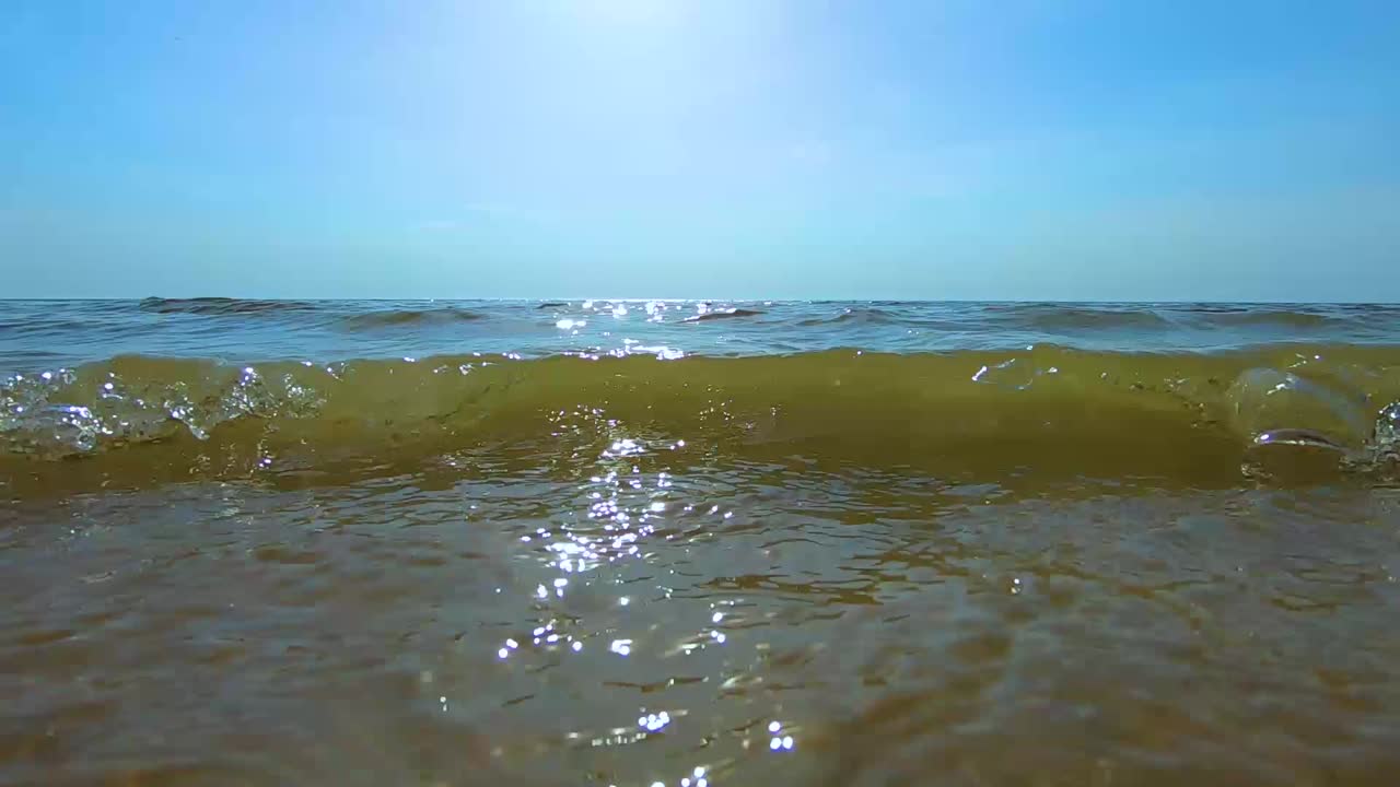 바다의 파도가 표면에 온다