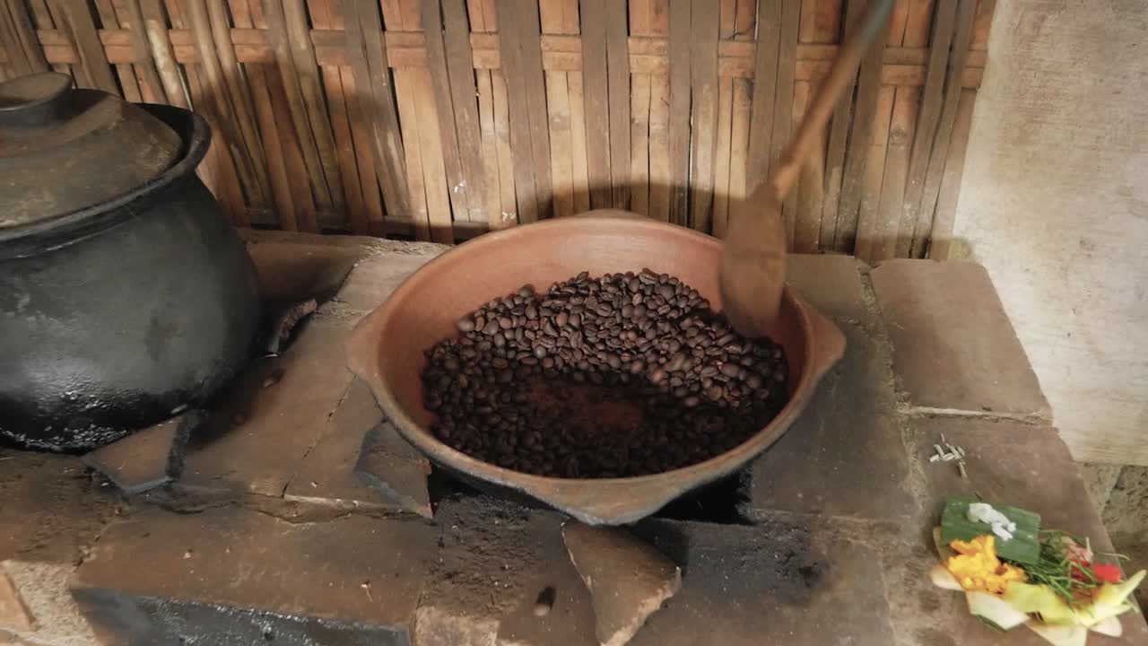 Chicchi di caffè Kopi Luwak per la tradizionale bevanda culturale di Bali