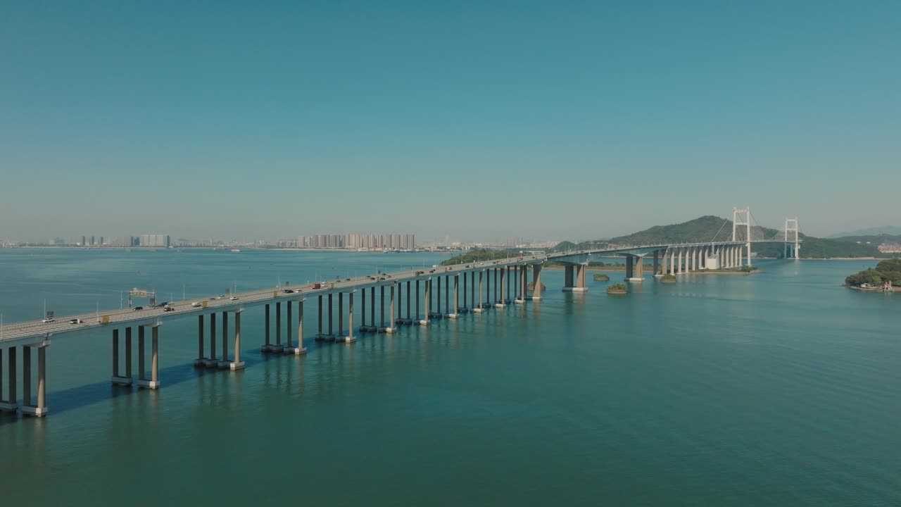 중국 광둥성 주장커우 진주강 위의 후먼 다리에서 차량 통행