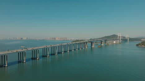 tráfico de automóviles en el puente humen sobre el río perla en zhujiangkou, provincia de guangdong, china, vista aérea