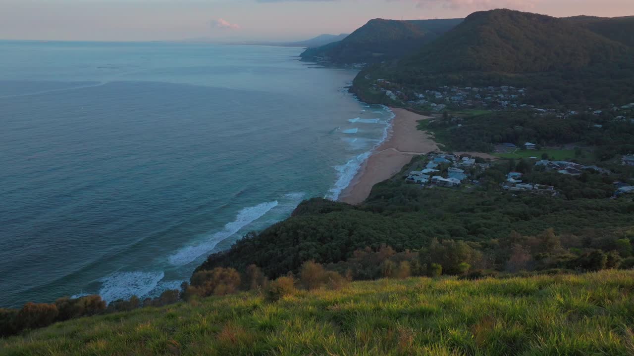 발드 힐 시 클리프 브릿지 스탠웰 파크 해변 꼭대기 항공 드론 nsw 오스트레일리아 해가 뜨고 해가 지는 푸른 황금 시간 울롱시드니 남쪽 해안 일라와라 석탄 절벽 어리 천천히 앞으로