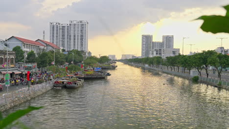 „Mit-Blumen-Gefüllte-Blumenboote,-Die-Während-Des-Sonnenuntergangs-In-Einem-Hafen-An-Einem-Stadtfluss-Am-Kanalkai-Geparkt-Sind