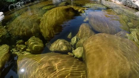 rocas bajo el agua