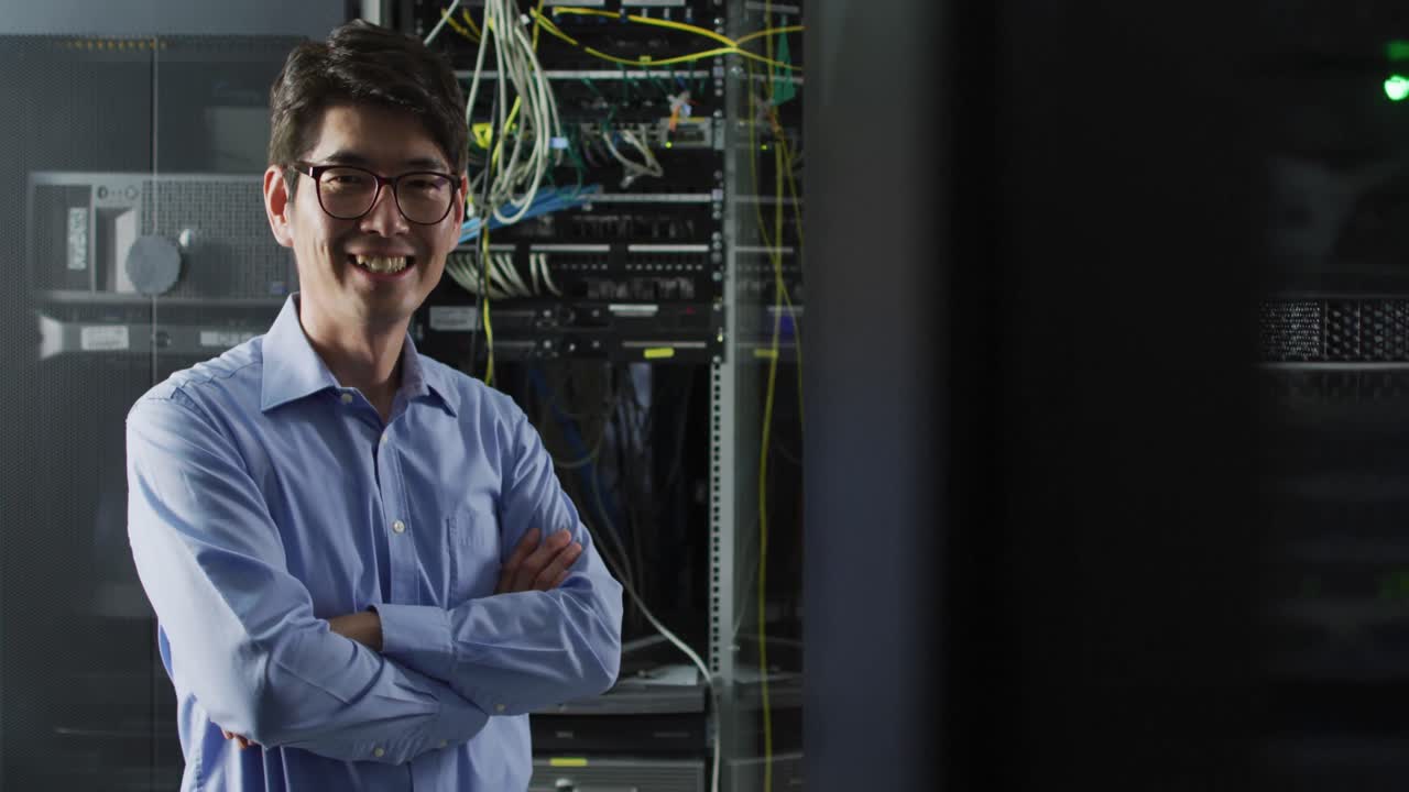 retrato de un hombre asiático sonriente técnico de ti por servidor de computadora