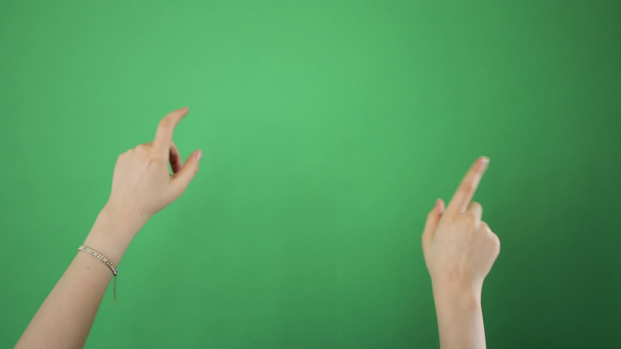 녹색 배경에 손으로 만지는 장치 화면