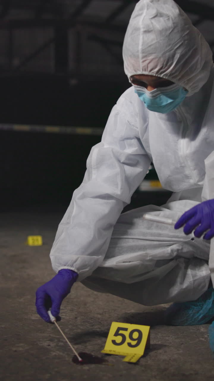 un investigador de la escena del crimen recoge pruebas en una escena del criman